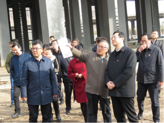 省委常委、西寧市委書記王曉在青海省物產(chǎn)集團總公司黨委書記、總經(jīng)理王玉輝陪同下，深入青海物產(chǎn)朝陽物流園區(qū)。